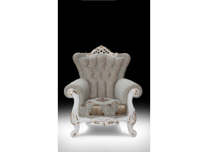 Beau fauteuil de style classique pour le salon avec des motifs brillants