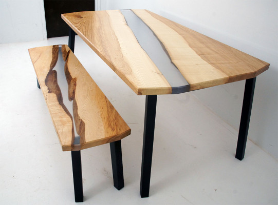 2 tabourets de table en résine époxy. Ensemble de tables en bois véritable avec rivière en cascade.