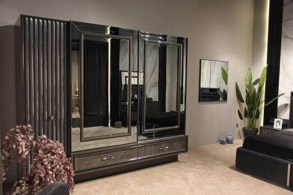 Armoire en bois design avec portes miroir et tiroirs pour la chambre.